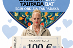 Ganadora con cheque y corazón azul