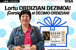 Ganadora con décimo y regalo azul