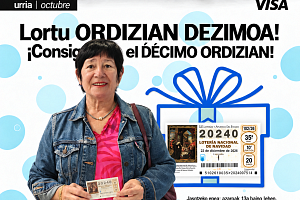 Ganadora con décimo y regalo azul