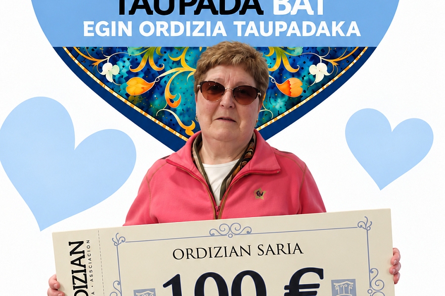 Ganador con cheque frente a corazón floral