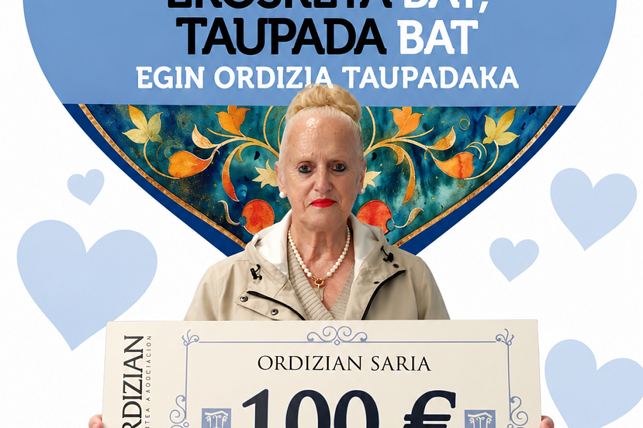 Ganadora con cheque y corazón azul
